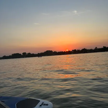 Tekne Beautiful Houseboat On The Sava River Belgrad