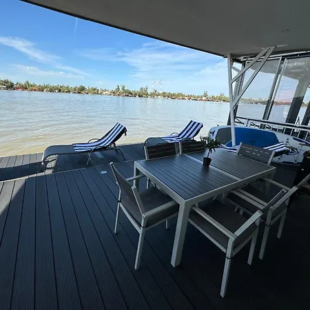Tekne Beautiful Houseboat On The Sava River Belgrad