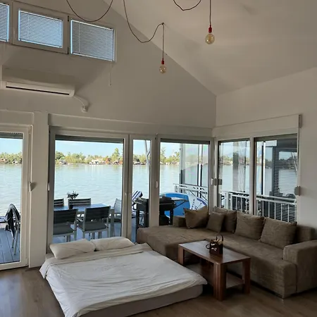 Beautiful Houseboat On The Sava River Båthotell