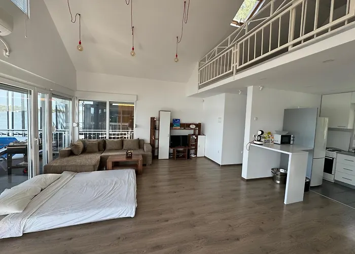 Beautiful Houseboat On The Sava River 베오그라드