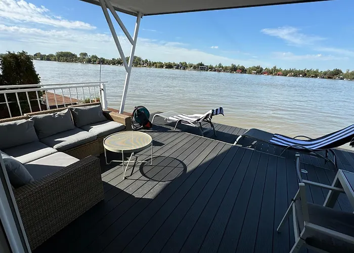 Beautiful Houseboat On The Sava River 보트호텔 *
