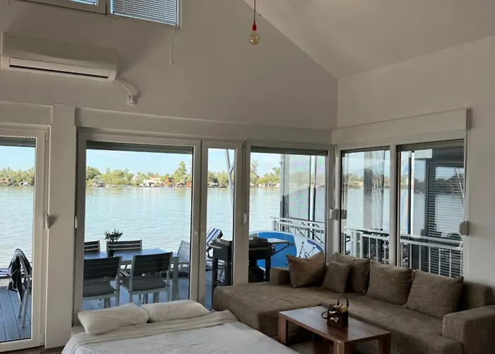 Beautiful Houseboat On The Sava River 보트호텔