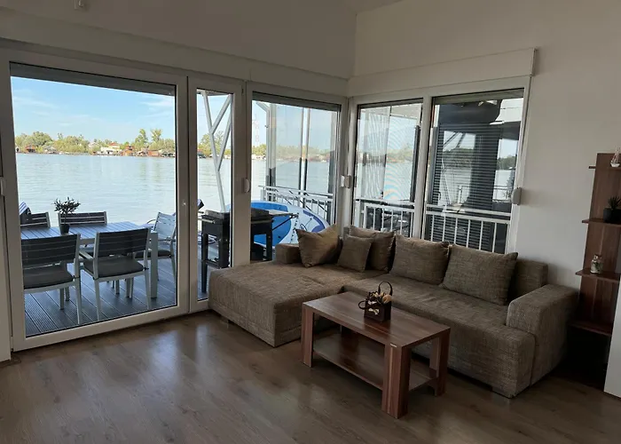Beautiful Houseboat On The Sava River 베오그라드