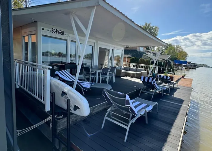 Beautiful Houseboat On The Sava River 보트호텔 *